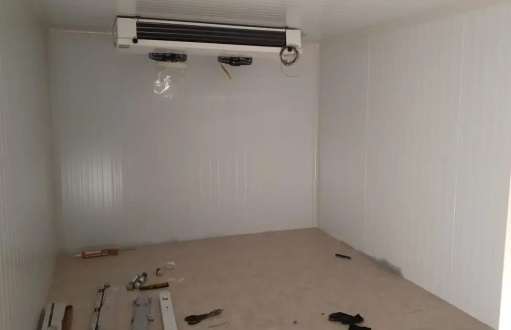 Interior de un cuarto frío con el evaporador instalado arriba