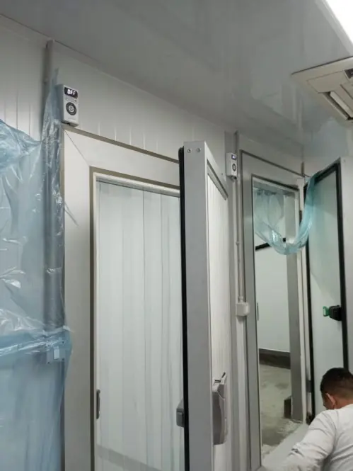 Puertas de cámaras de refrigeración en montaje
