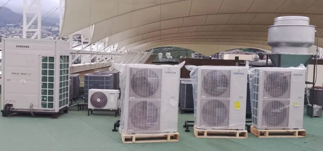 Unidades condensadoras de aire acondicionado sobre pallets