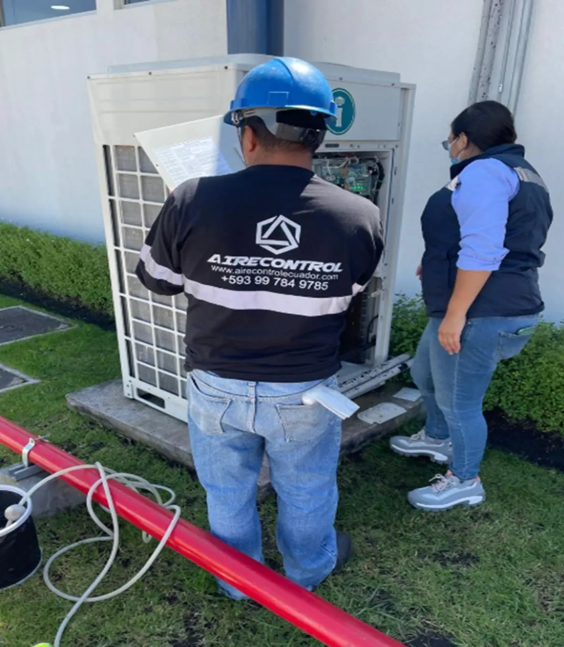 Técnico de Airecontrol revisa una unidad condensadora