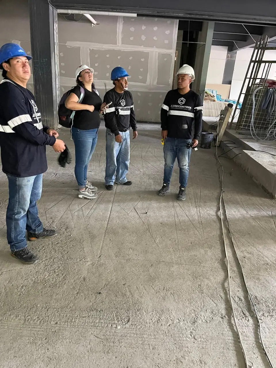 Técnicos de Airecontrol en una obra