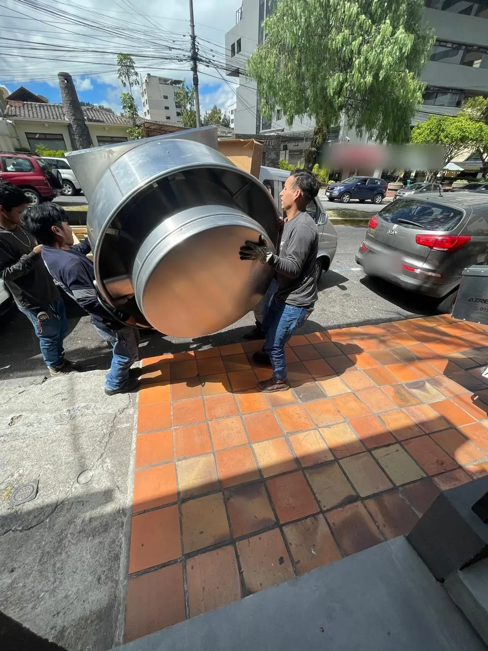 Técnicos trasladan un extractor de techo de gran tamaño