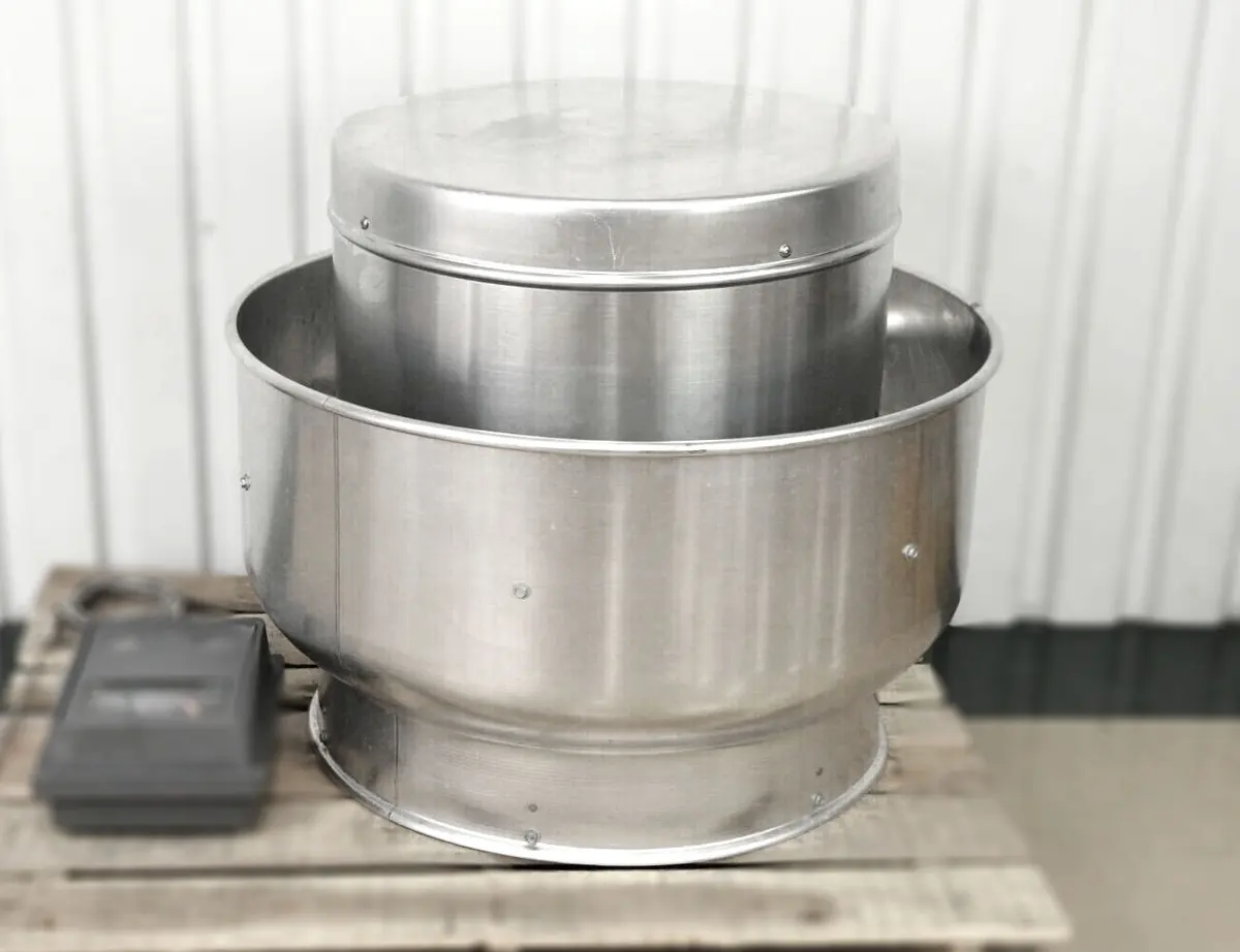 Extractor de techo tipo hongo con carcasa de aluminio, sobre un pallet